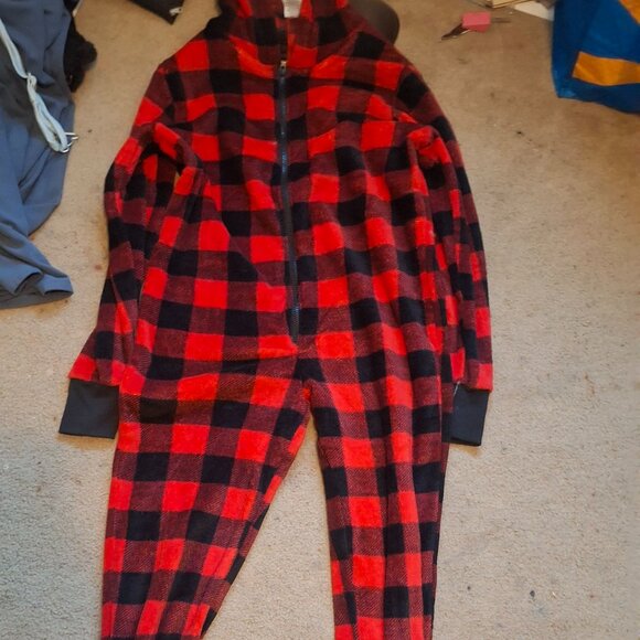 Black and red one piece - Picture 1 of 3